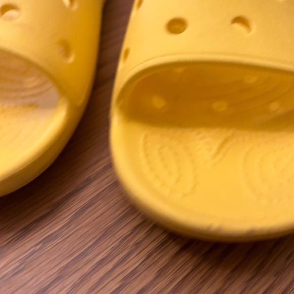 Crocs Unisex-Adult Classic Yellow Slide Sandals Women's Size 6 / Men's Size 4 - Picture 8 of 8